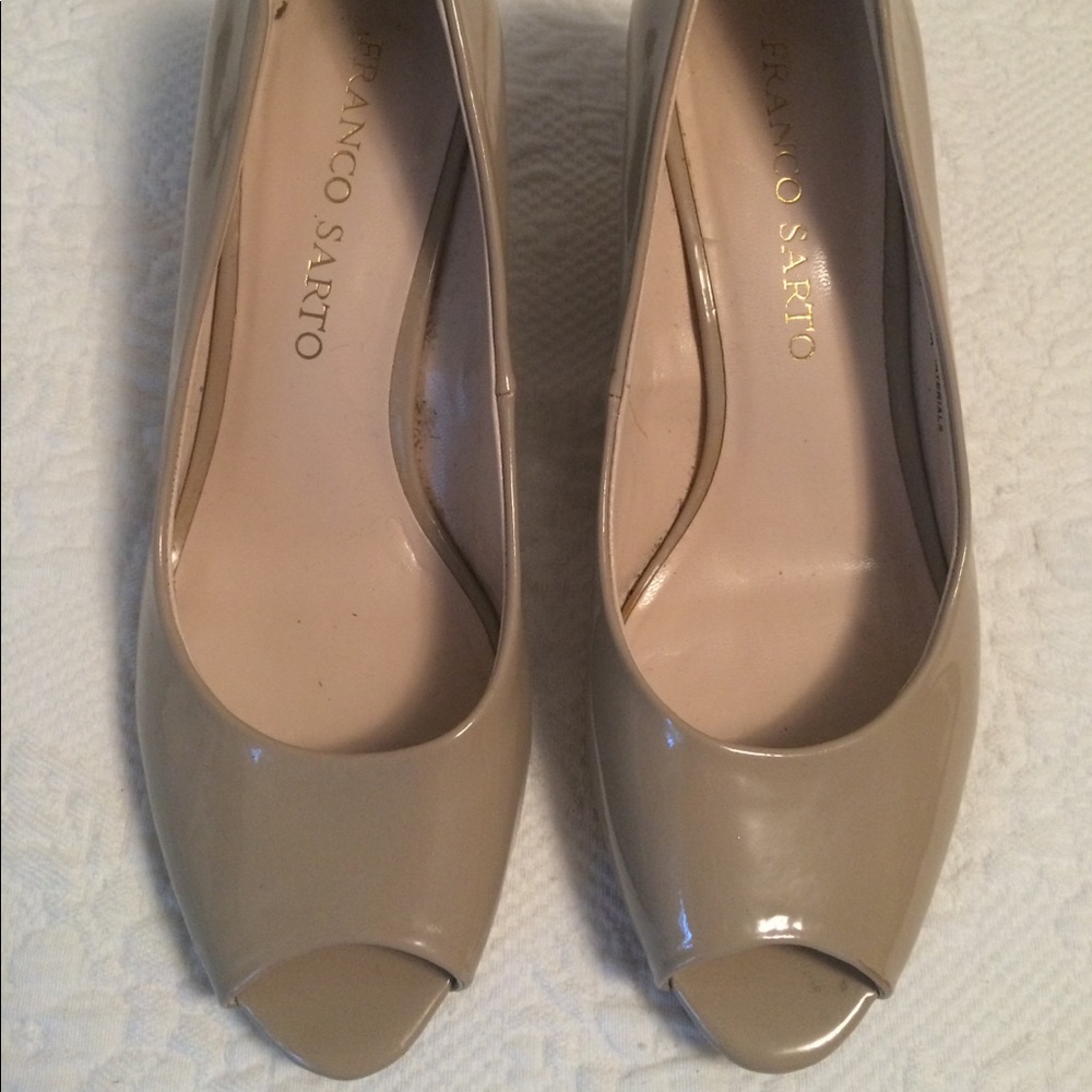 Nude peep-toe patent leather wedges